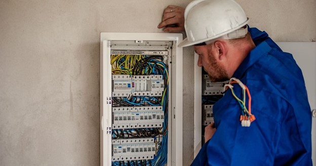 who is an electrical contractor