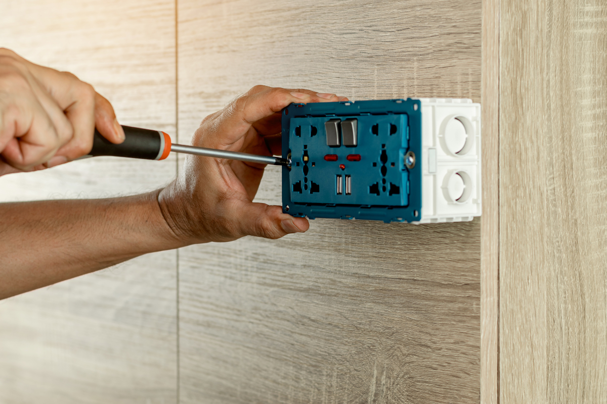 2-1 What Is a Residential Electrician and What Do They Do?